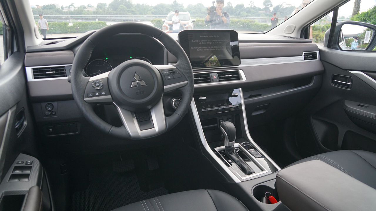 Khoang lái rộng rãi xe tiện chuyến Hoa Lư